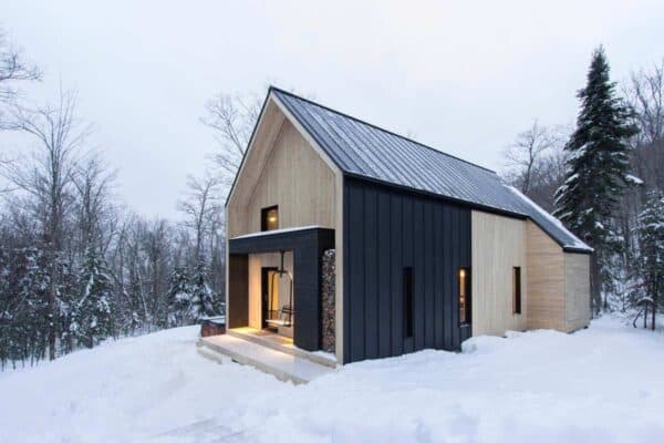 featured posts image for Scandinavian-inspired cottage surrounded by forest in Quebec