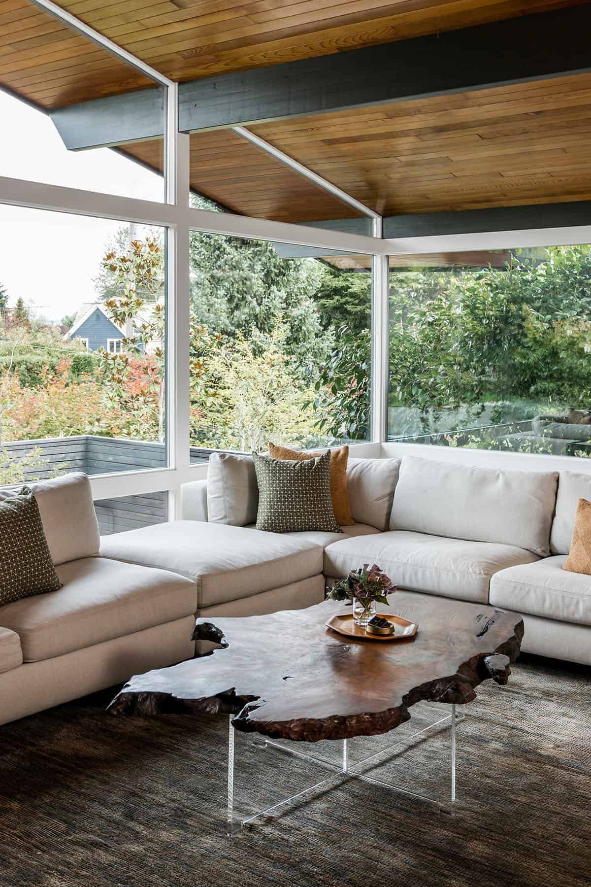 midcentury-ranch-style-living-room