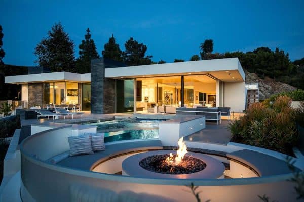 modern-home-patio-with-sunken-fire-pit-at-dusk